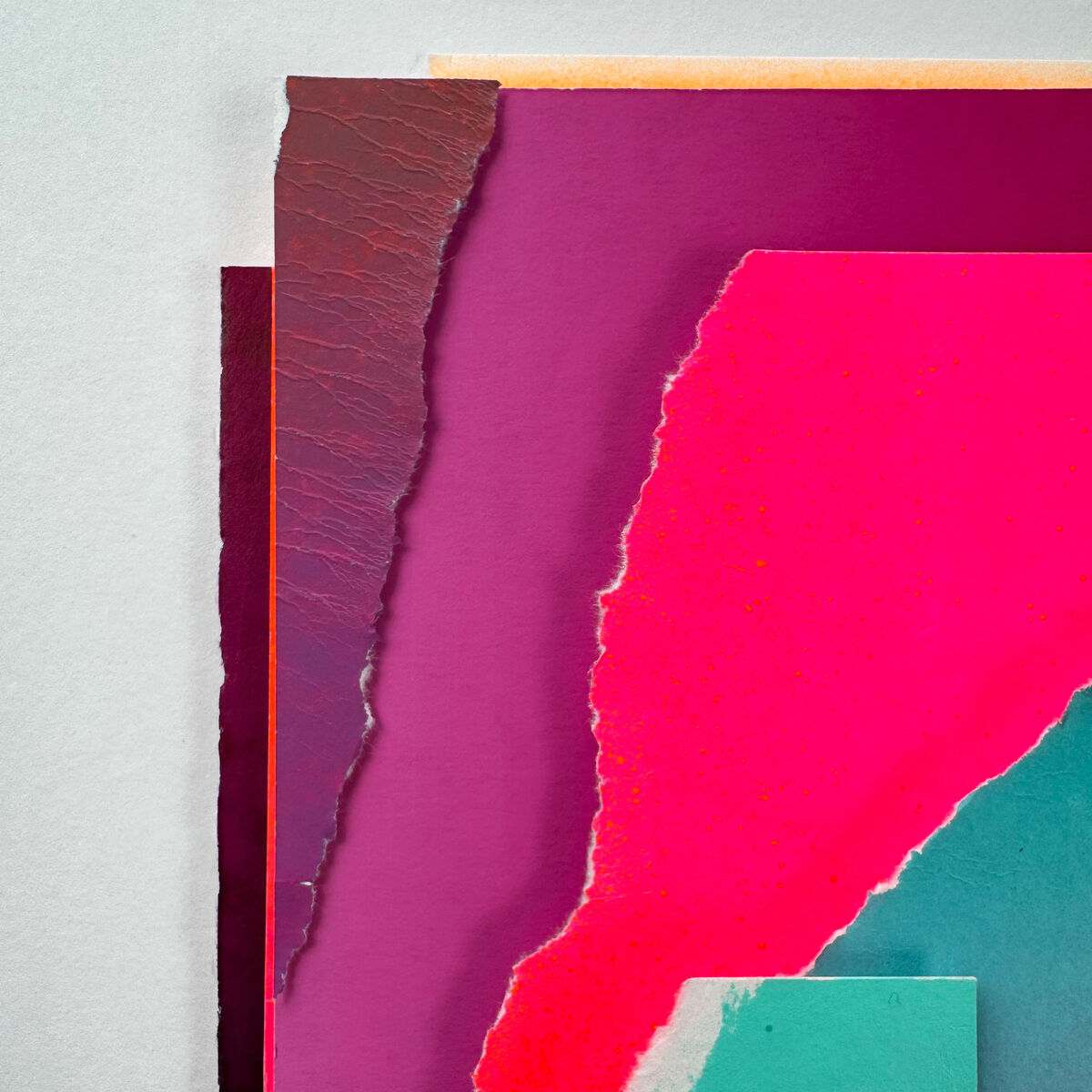 Abstrakte Collage von Daniel Lisson: Farbige, teils gerissene Papierflächen in Pink, Violett, Türkis und Rot überlagern sich auf weißem Grund. Die Komposition wirkt räumlich durch Schatten, hochwertige Rahmung mit heller Holzleiste sichtbar.