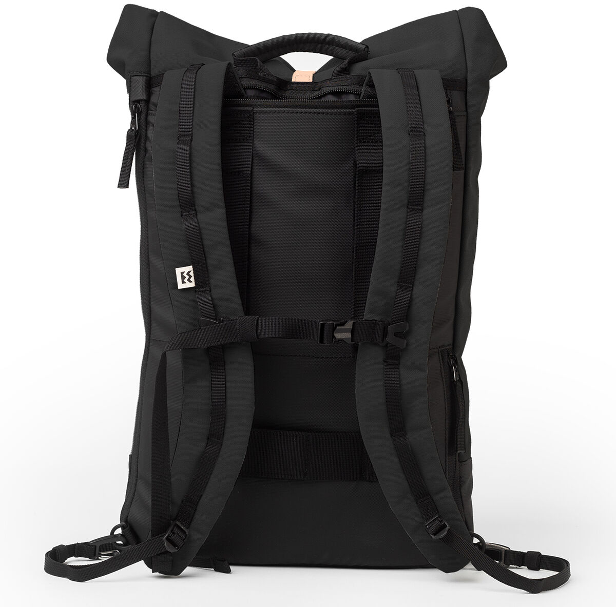 Ein schwarzer Rucksack, der auch als Fahrradtasche verwendet werden kann. Der Rucksack hat zwei verstellbare Schultergurte und mehrere Schnallen für zusätzlichen Halt. Der Hintergrund ist weiß.