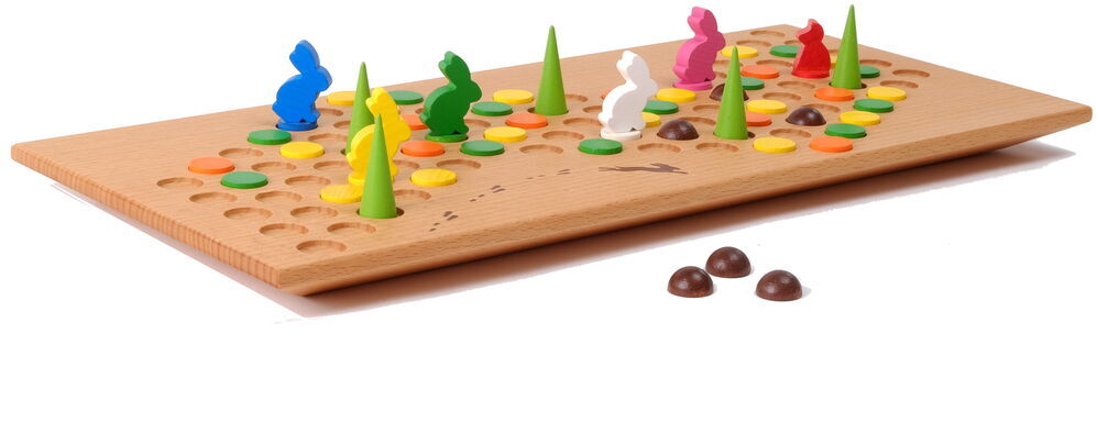 Das Bild zeigt das Brettspiel »Hakenschlagen» mit bunten Hasenfiguren und bunten Markierungen auf einem Holzbrett.