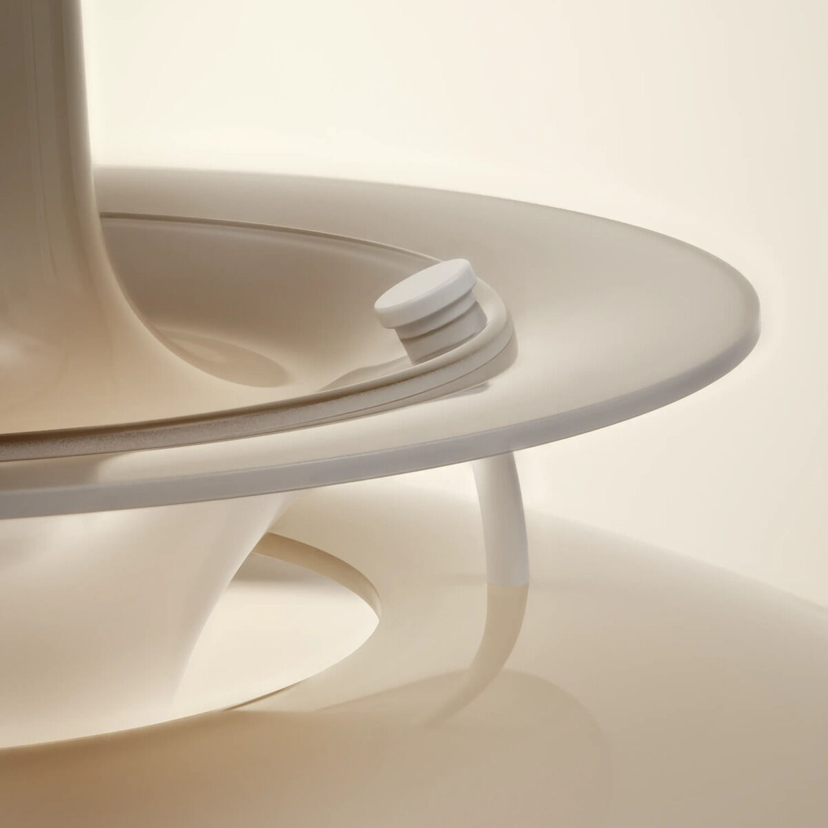 Detailansicht der Hängeleuchte »PH 5 320« von Louis Poulsen: Mehrschichtige opal-beige pulverbeschichtete Schirme aus glänzendem Polymer, sanftes Licht, charakteristisches skandinavisches Design mit weißen Abstandshaltern, weiche Schatten und moderne Eleganz.