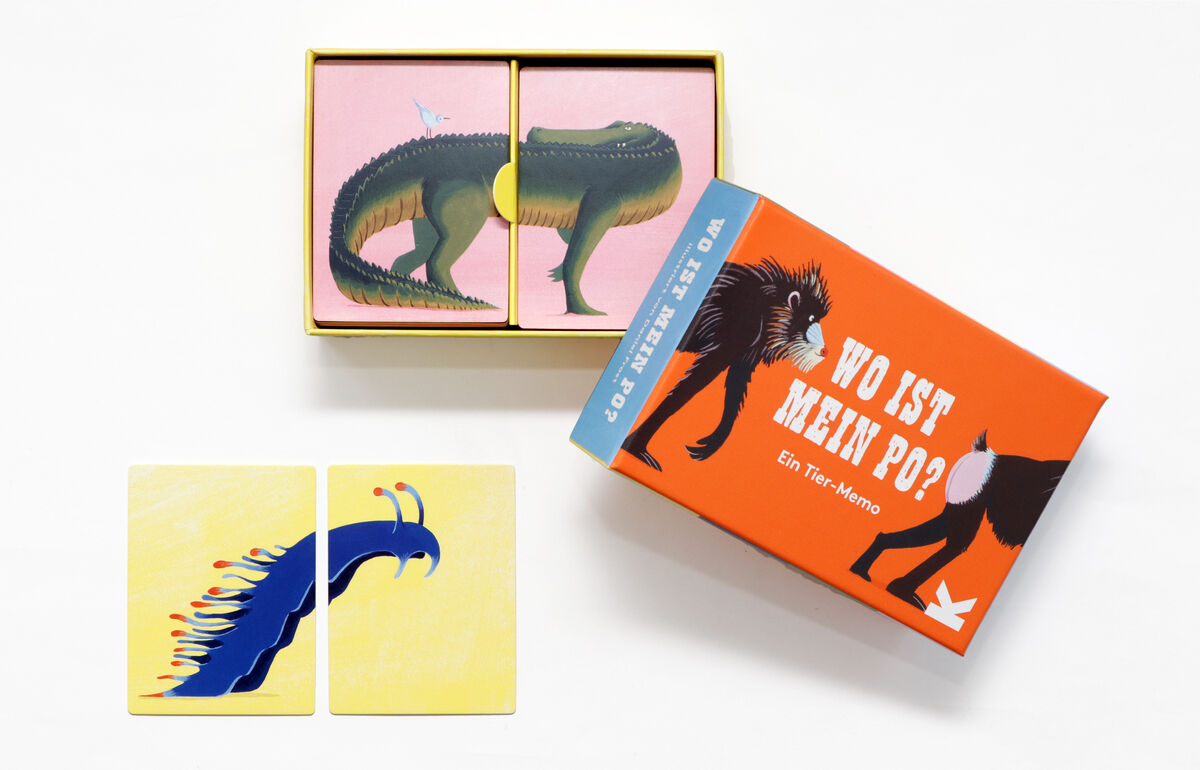 Ein farbenfrohes Memo-Spiel mit dem Titel ‚Wo ist mein Po?‘ in einer orangefarbenen Schachtel. Enthält Tierkarten in passenden Boxen, die Dinosaurier und andere Tiere abbilden.
