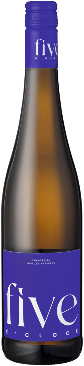 Eine Flasche »Rheingau« Weißwein aus der ZEIT-Weinedition mit einem blauen Etikett.