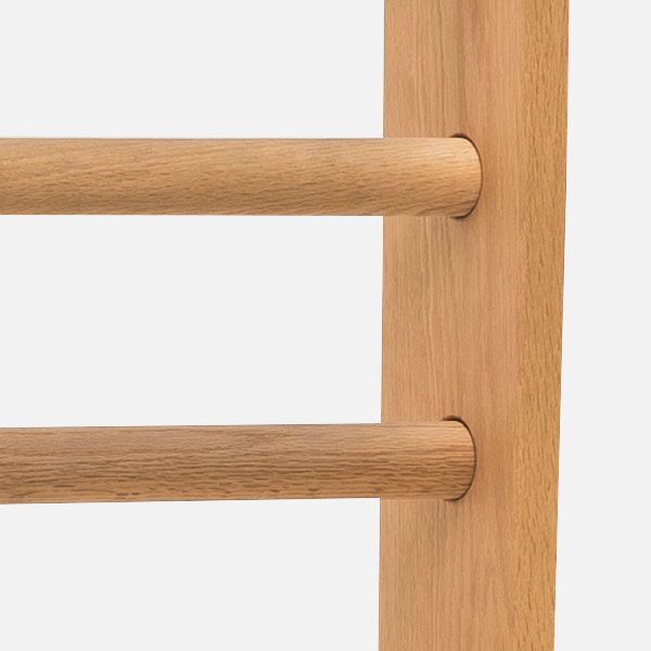 Ausschnitt einer Sprossenwand aus heller Eiche vor einem hellgrauen Hintergrund. Zwei horizontale Sprossen und ein senkrechter Rahmen sind deutlich sichtbar. Das Sportgerät ist schlicht, modern und aus Naturholz gefertigt, geeignet für Fitnessübungen, Turnen oder Kinderzimmer.