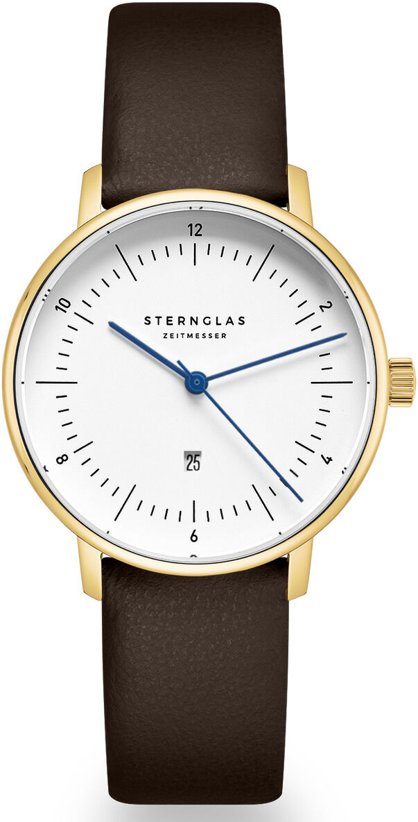 Elegante Damenuhr der ZEIT-Sonderedition Naos XS mit weißem Zifferblatt, goldfarbenem Gehäuse, dunkelbraunem Lederarmband und blauen Zeigern, fotografiert vor weißem Hintergrund. Die minimalistische Uhr eignet sich hervorragend als stilvolles Accessoire für Alltag und besondere Anlässe.