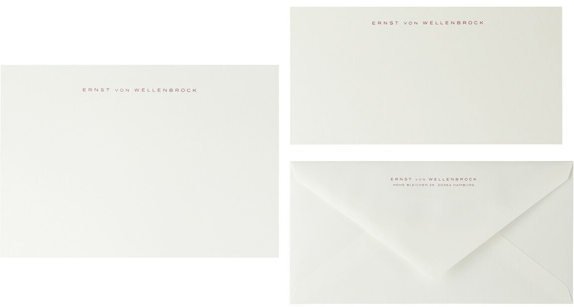 Ein Set aus weißem Briefpapier im Miniformat mit kirschroter Schrift. Enthält zwei Blätter und einen passenden Umschlag, alle mit minimalistischem und elegantem Design.