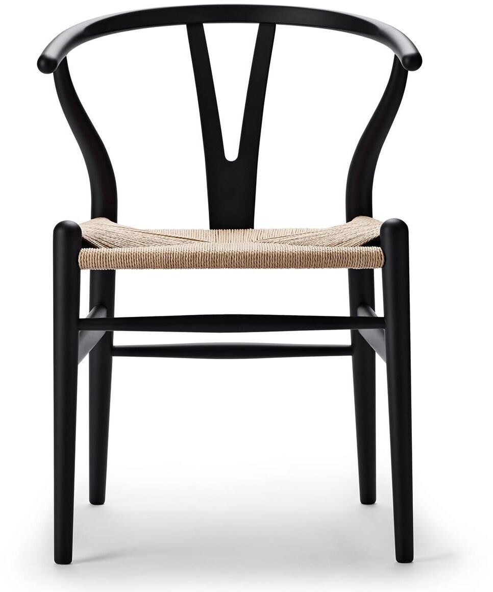 Der Stuhl CH24 Soft von Carl Hansen ist ein eleganter, minimalistisch gestalteter Holzstuhl mit einer schwarzen Basis und einem beigen geflochtenen Sitz. Sein skandinavisches Design ist modern und zeitlos und eignet sich sowohl für Wohn- als auch Esszimmer.