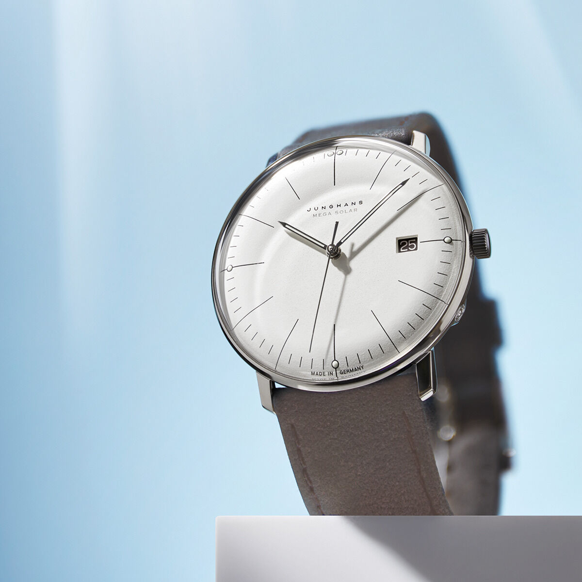 Abbildung der ZEIT-Sonderedition »max bill MEGA Solar« von Junghans, eine elegante Armbanduhr mit silbernem Zifferblatt und grauem Armband, bekannt für minimalistisches und nachhaltiges Design.