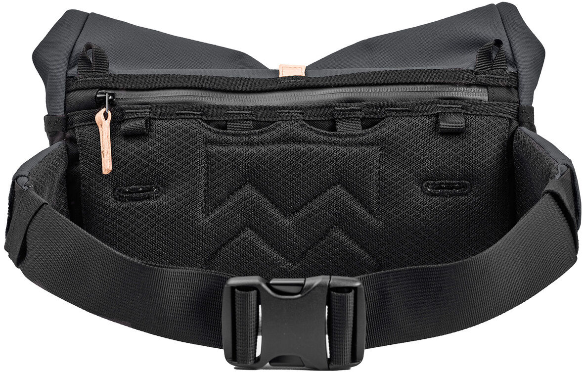 Eine moderne, schwarze Tasche der Marke Piha mit verstellbarem Schultergurt und Reißverschluss. Perfekt für Freizeit und Reisen.