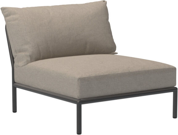 Ein moderner Loungesessel namens «LEVEL 2» mit einem Stahlrahmen. Der Sessel hat ein schlichtes, minimalistisches Design, gepolstertem Sitz und Rückenlehne in beige Farbe. Geeignet für Wohnzimmer, Gästezimmer oder als alternative Sitzmöglichkeit zur Couch.