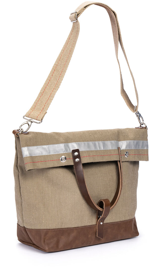 Eine braune und beige Fahrrad-Tasche mit Schultergurt und Lederdetails, ideal für den Transport von Gepäck auf dem Fahrrad. Wetterfest und langlebig.