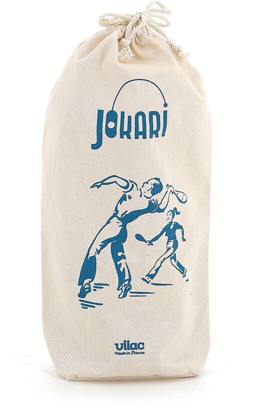 Ein Kabeltennis-Set in einer beigefarbenen Tasche mit einem blauen Aufdruck von zwei spielenden Personen. Die Tasche hat eine Zugkordel zum Verschließen.