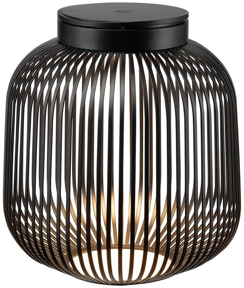 Mobile LED-Leuchte »LITO« in Größe M. Die moderne, tragbare Lampe hat ein schwarzes, gitterähnliches Design mit goldenen Akzenten und warmweißer Beleuchtung.