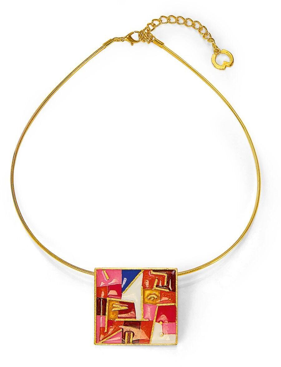 Goldenes Collier mit geometrischem, abstraktem Anhänger in Rot-, Rosa-, Blau- und Weißtönen, inspiriert von Paul Klees Kunst, entworfen von Petra Waszak.