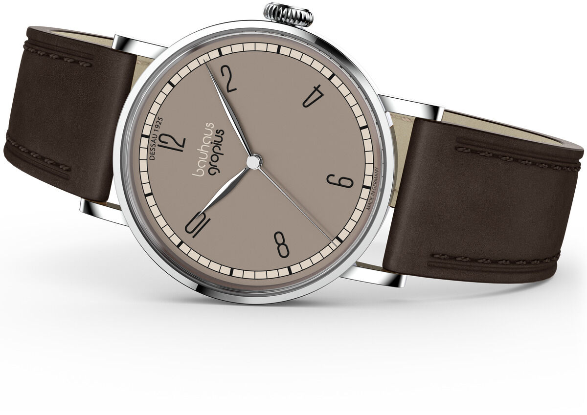 Elegante Armbanduhr der ZEIT-Sonderedition »Frauen am Bauhaus« mit roségrauem Zifferblatt, klaren Zahlen, silbernem Edelstahlgehäuse und dunkelbraunem Lederarmband. Modernes, minimalistisches Bauhaus-Design mit fein gearbeiteten Details und exklusivem Charakter.