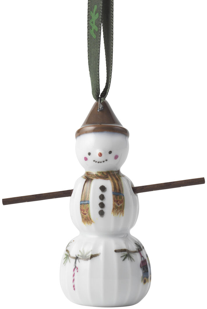 Porzellananhänger in Form eines Schneejungen mit schwarzem Hut, roten Knöpfen und grüner Schlaufe zum Aufhängen, gestaltet als festliche Weihnachtsdekoration.