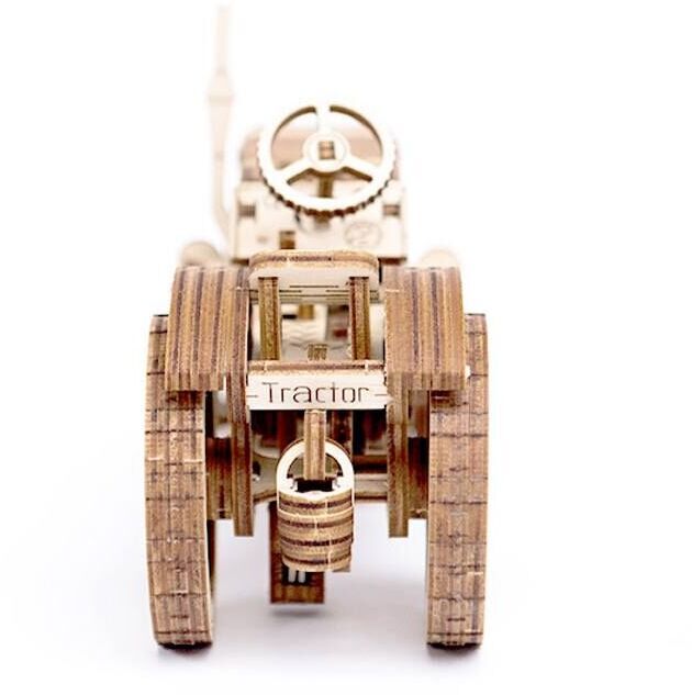 3D-Holzmodell eines Traktors mit detailreichen, mechanischen Rädern und Steuerung, aus natürlichem Holzmaterial.