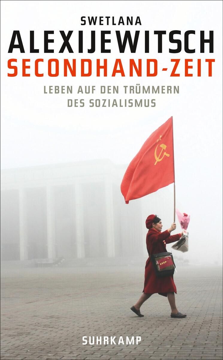 Das Buchcover von 'Secondhand-Zeit' von Swetlana Alexijewitsch zeigt eine Person in roter Kleidung, die eine Rote Fahne mit Hammer und Sichel trägt. Der Titel des Buches ist in schwarzen und roten Buchstaben auf weißem Hintergrund gedruckt.