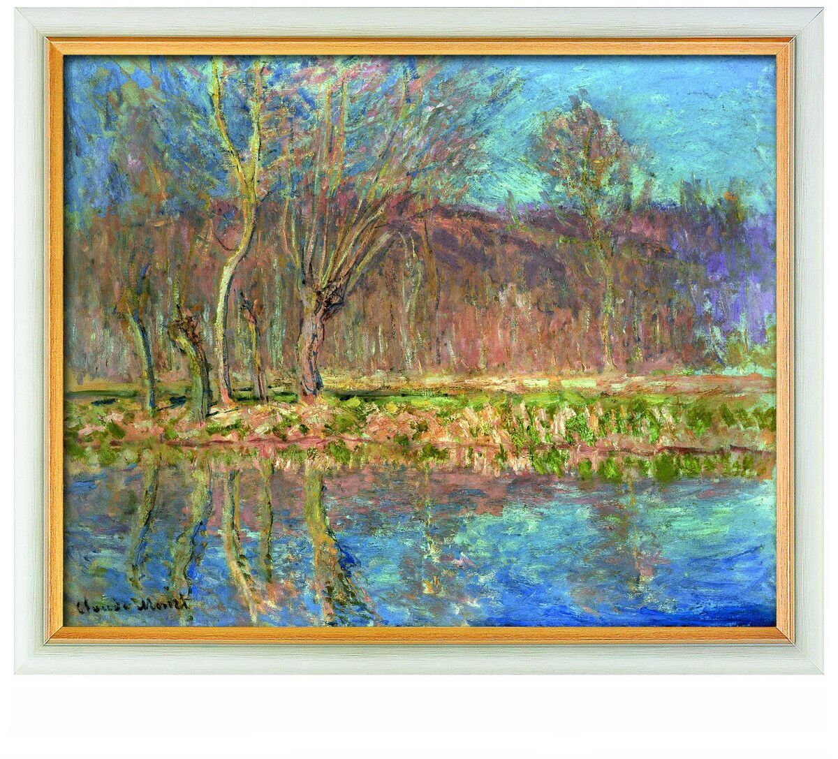 Ein Gemälde von Claude Monet mit dem Titel »Bäume am Ufer, Frühling in Giverny«, 1885. Es zeigt eine Frühlingslandschaft mit Bäumen am Flussufer, farbenfrohen Reflexionen im Wasser und einer malerischen Szene in natürlichen Farben wie Blau, Grün, Braun, Beige und Lila.