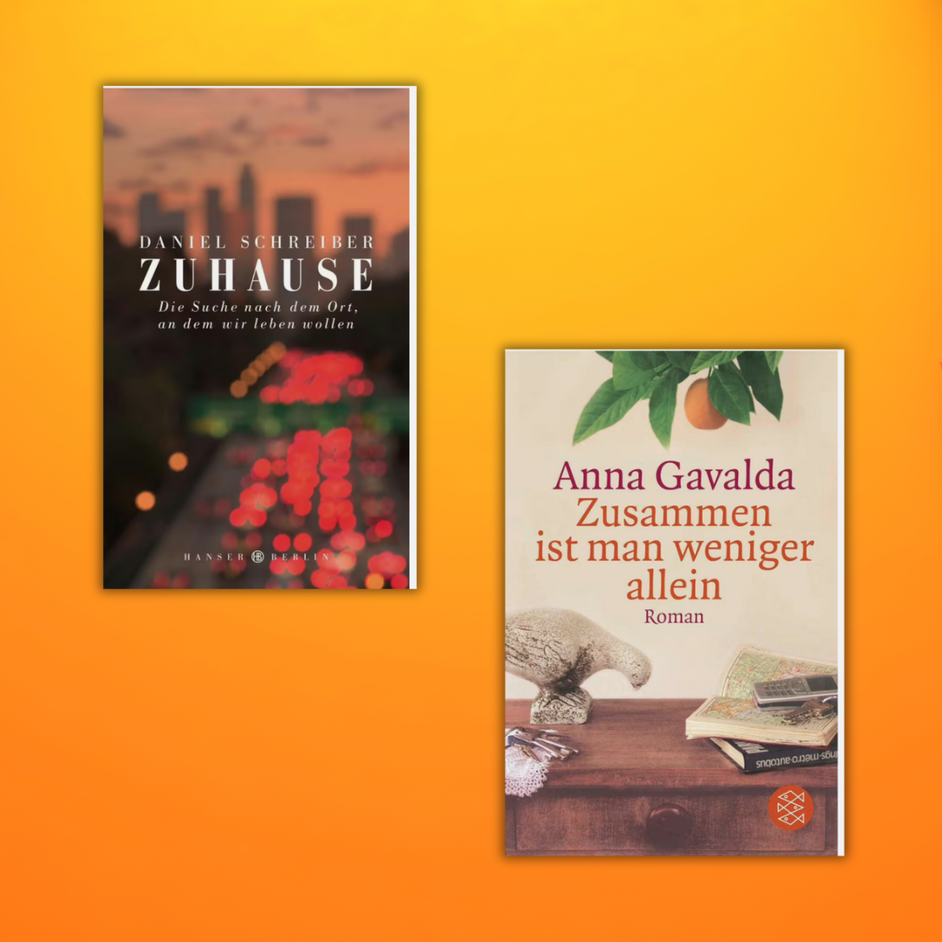 Link zur Kategorie Bücher, die Geborgenheit spenden: Zwei Buchcover auf orangefarbenem Hintergrund. Links: "Zuhause" von Daniel Schreiber mit verschwommenem Stadtbild mit Lichtern in Rot- und Grautönen. Rechts: "Zusammen ist man weniger allein" von Anna Gavalda mit Baumzweig, Schale und Papierstapel auf braunem Tisch und beigem Hintergrund.