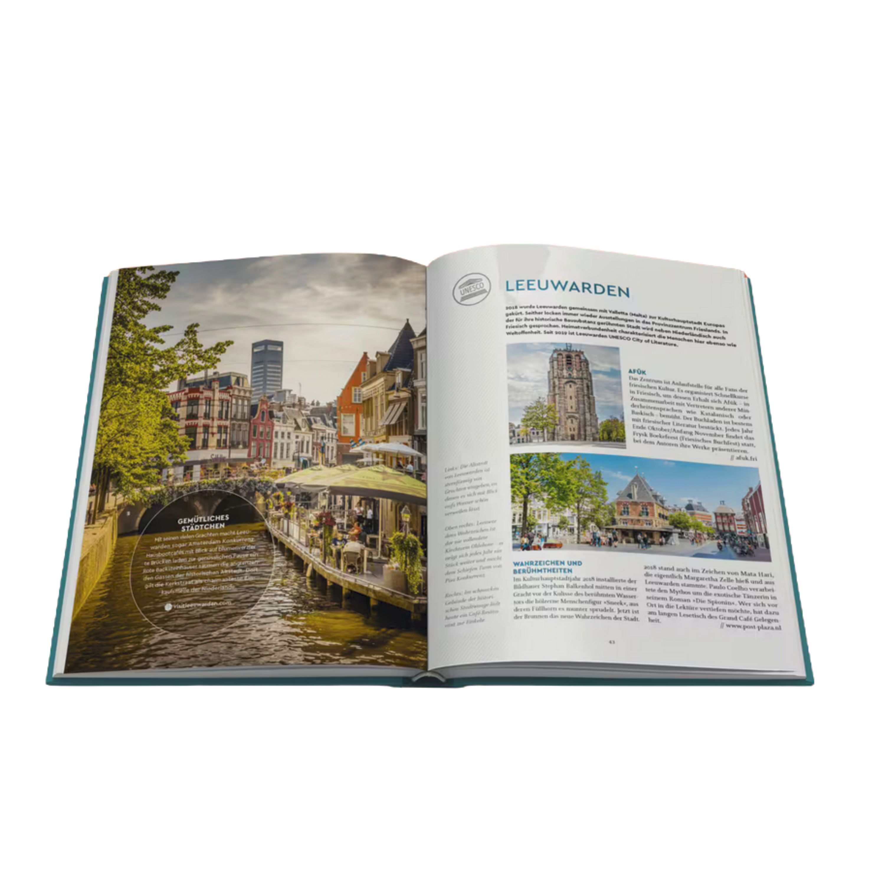 Aufgeschlagenes Buch der ZEIT-Edition »Bücherwelten«, zeigt eine linke Seite mit großem, farbenfrohem Foto eines Kanals in Leeuwarden, flankiert von Cafés und Bäumen, und eine rechte Seite mit Text, Überschrift 'Leeuwarden' und mehreren kleineren Fotos. Klar strukturierte, moderne Gestaltung.