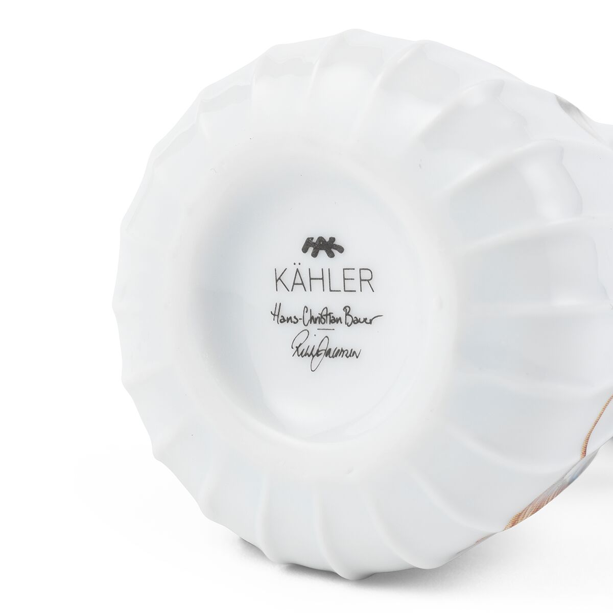 Weiße Porzellanfigur Schneefrau der Serie Hammershøi von Kähler, auf der Unterseite mit Herstellerlogo, handschriftlicher Signatur und dezenten Rillen. Produkt geeignet als stilvolle Winter- oder Weihnachtsdekoration im modernen skandinavischen Design.