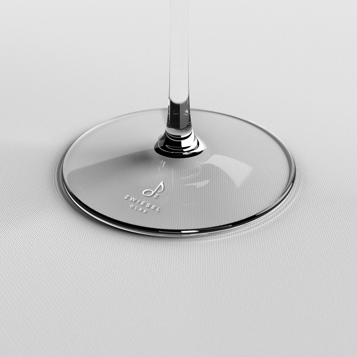 Ein elegantes Weinglas aus der Serie Sommelier-Bundle »Vervino« von Zwiesel Glas. Das Glas steht auf einer weißen Tischdecke und zeigt modernes und minimalistisches Design mit hoher Klarheit und Transparenz.