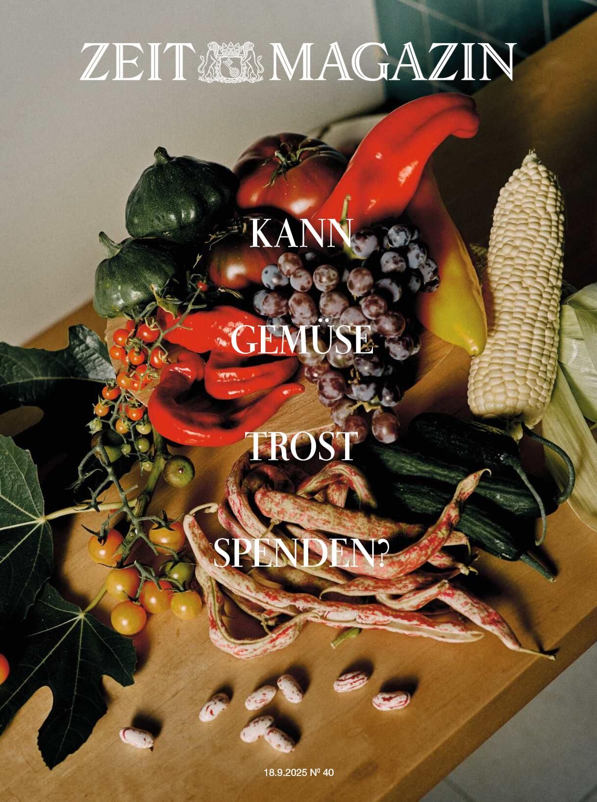 Auf dem Cover des ZEIT Magazins Ausgabe 40/2025 liegt eine Vielzahl frischer Gemüsesorten wie Paprika, Tomaten, Bohnen, Maiskolben, Weintrauben und Kürbis auf einem Holztisch, begleitet vom Magazin-Titel und der Frage: 'Kann Gemüse Trost spenden?'.