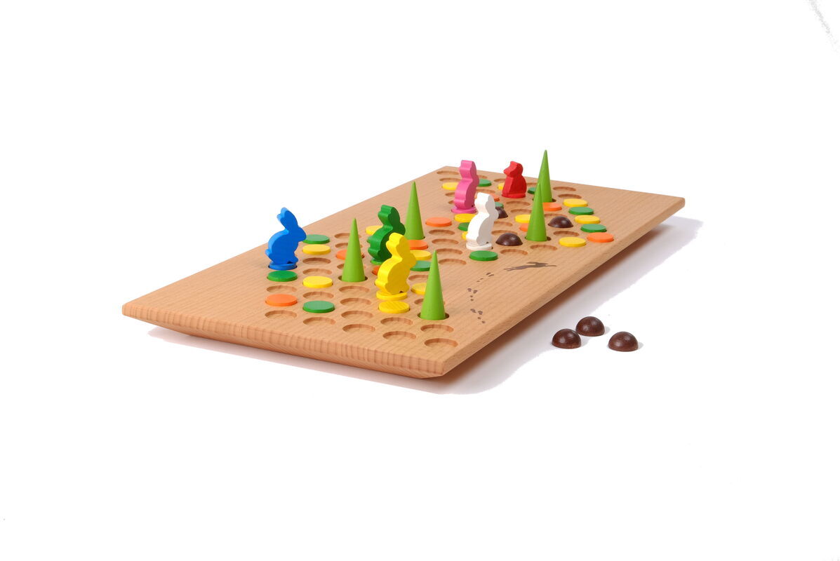 Ein farbenfrohes Brettspiel namens 'Hakenschlagen', bestehend aus einem Holzbrett mit bunten Spielfiguren in verschiedenen Farben und Formen. Geeignet für Kinder und Familien zum gemeinsamen Spielen und Spaß haben. Variantenreiche Löcher und Figuren sind auf dem Brett sichtbar.