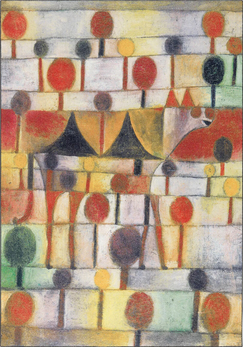 Teppich mit einem nach Paul Klee gestalteten Kamel in einer rhythmischen Baumlandschaft. Kunstvolles und farbenfrohes Design in Rot-, Gelb-, Grün-, Schwarz-, Weiß- und Orangetönen.