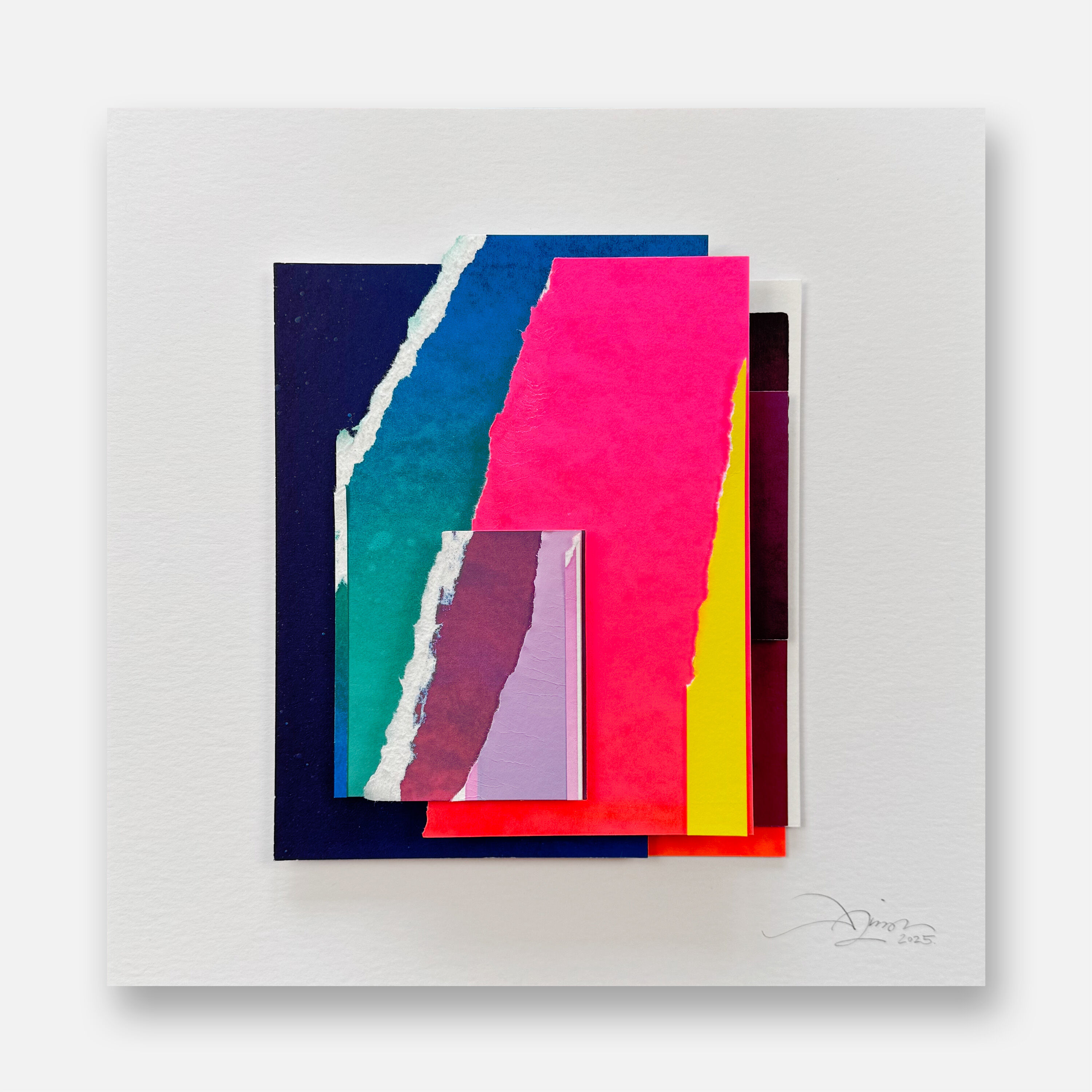 Abstrakte Collage und Siebdruck auf weißem Hintergrund, bestehend aus mehreren unregelmäßigen, rechteckigen Papieren in lebendigen Farben wie Pink, Blau, Türkis, Violett und Gelb, dekorativ arrangiert in überlappenden Schichten. Signiert unten rechts.