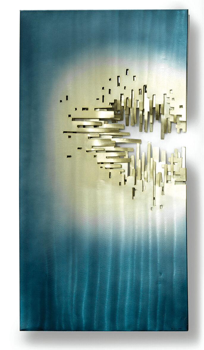 Abstrakte Wandskulptur ‚From the Depth‘ von Jeré, mit metallischen, goldfarbenen Elementen vor einem blau-weißen Hintergrund.