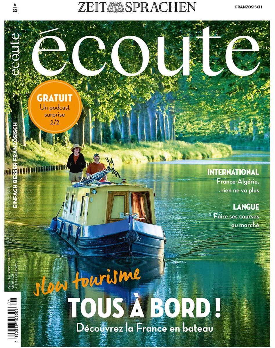 Titelseite der Zeitschrift 'Écoute' Ausgabe 06/2022 mit einem Bild von einem Boot auf einem ruhigen Fluss inmitten grüner Natur. Text auf dem Cover weist auf Themen wie Tourismus in Frankreich und Sprachlernen hin.