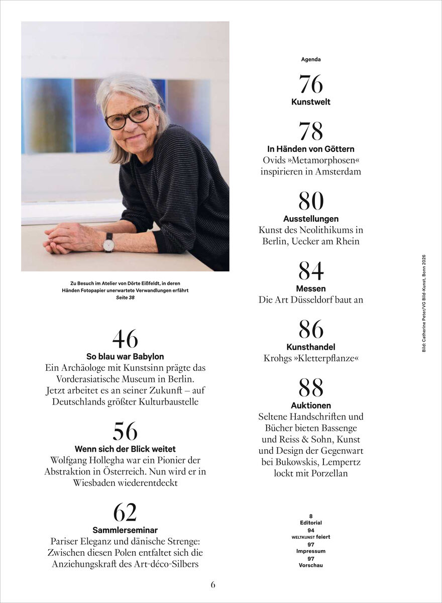 Eine Inhaltsverzeichnis-Seite des Kunstmagazins WELTKUNST mit Themenübersicht auf weißem Grund, rechts ein großes Farbfoto einer älteren, freundlich blickenden Frau mit Brille und blondgrauen Haaren in schwarzer Kleidung. Links daneben stehen Rubriküberschriften und Vorschautexte.