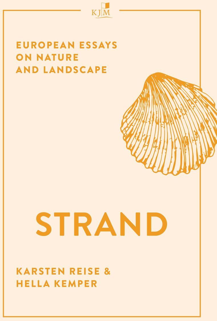 Das Buchcover von 'Strand' verfasst von Karsten Reise und Hella Kemper zeigt eine einfache grafische Darstellung einer Muschel in Gelb und trägt den Titel 'Strand' zentral in großen Buchstaben. Darüber stehen die Worte 'European Essays on Nature and Landscape'.