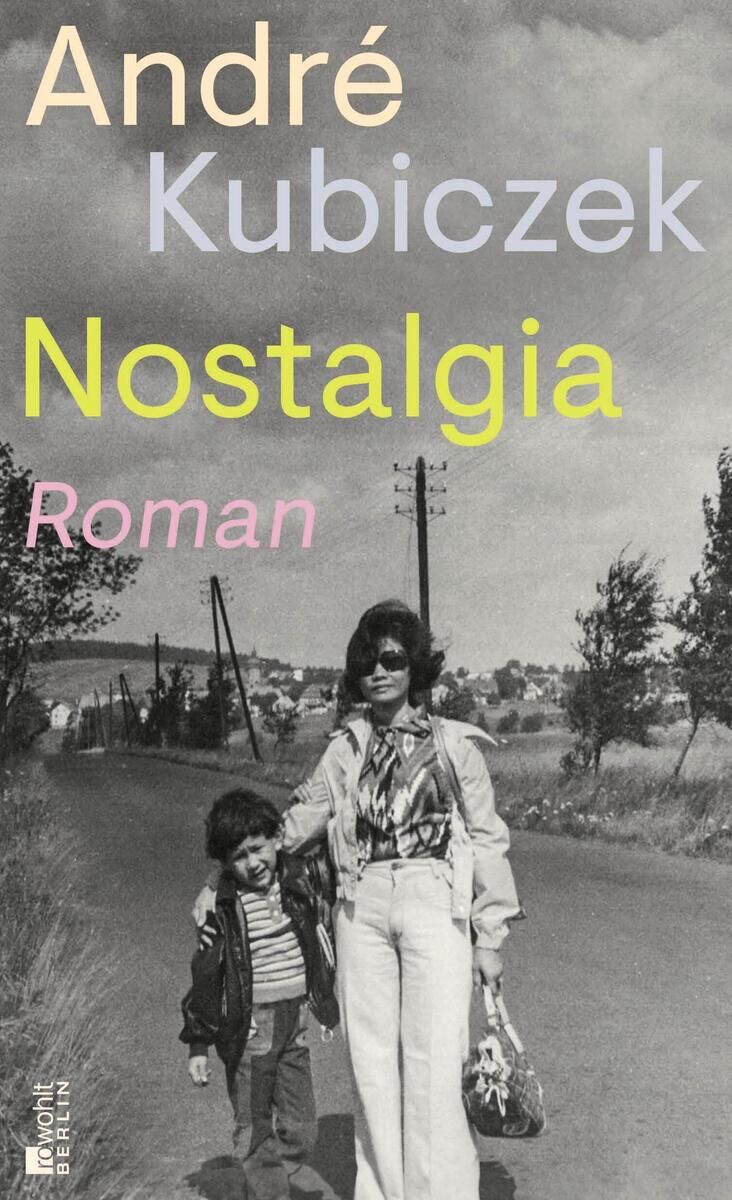Schwarz-Weiß-Fotografie auf dem Buchumschlag zeigt eine Mutter und ein Kind auf einer Landstraße. Buchtitel 'Nostalgia' in gelber Schrift, mit den Namen 'André Kubiczek' in Hellblau und 'Roman' in Rosa.