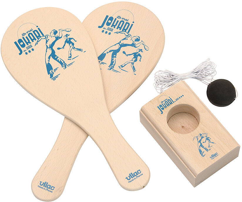 Kabeltennis-Set bestehend aus zwei Holztischtennisschlägern mit blauen Abbildungen, einem schwarzen Ball und einem weißen Netz. Enthalten ist eine Holzkiste für Aufbewahrung und Transport.