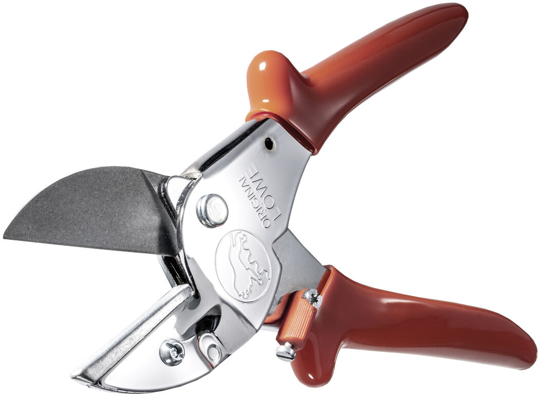 Eine klassische Gartenschere von Original LÖWE mit einer robusten Metallklinge und ergonomischen roten Griffen, ideal für Gartenarbeiten.