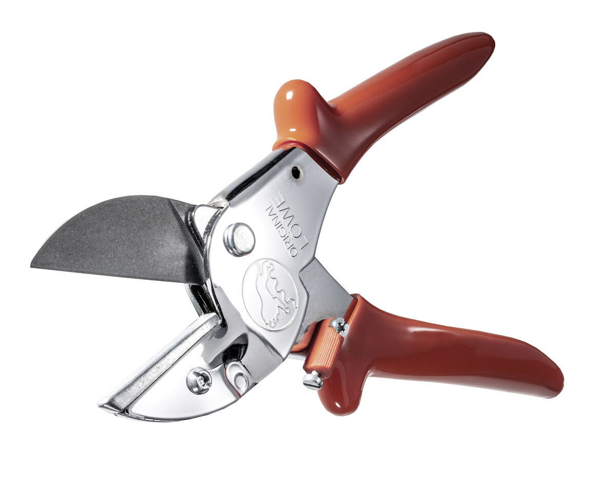 Eine klassische Gartenschere von Original LÖWE mit einer robusten Metallklinge und ergonomischen roten Griffen, ideal für Gartenarbeiten.