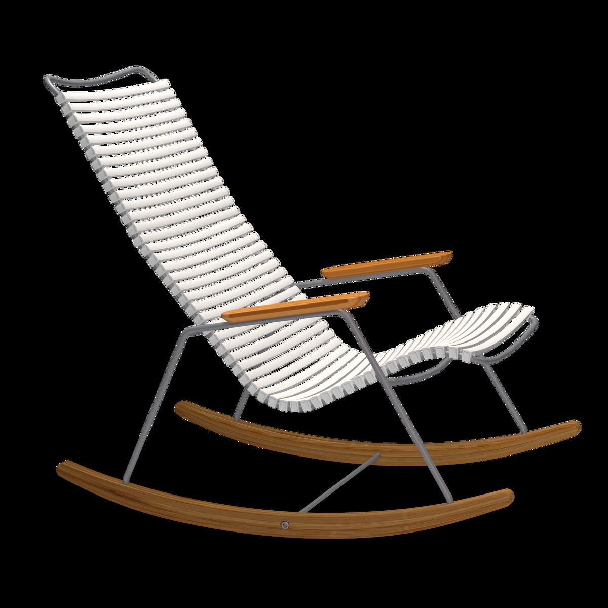 Moderner Schaukelstuhl »CLICK Rocking Chair« mit weiß lamellierter Sitzfläche und Rückenlehne, schlankem hellgrauem Metallgestell sowie gebogenen Kufen und Armlehnen aus natürlichem Bambusholz. Das Design wirkt leicht und elegant, ideal für drinnen und draußen, auf weißem Hintergrund.