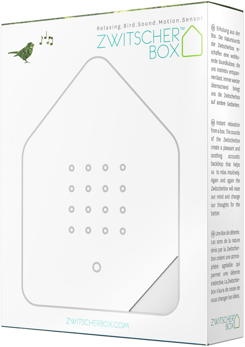 Produktbild der Zwitscherbox, einem weißen, hausförmigen Gerät in einer Verpackung, das beruhigende Vogelstimmen abspielt.