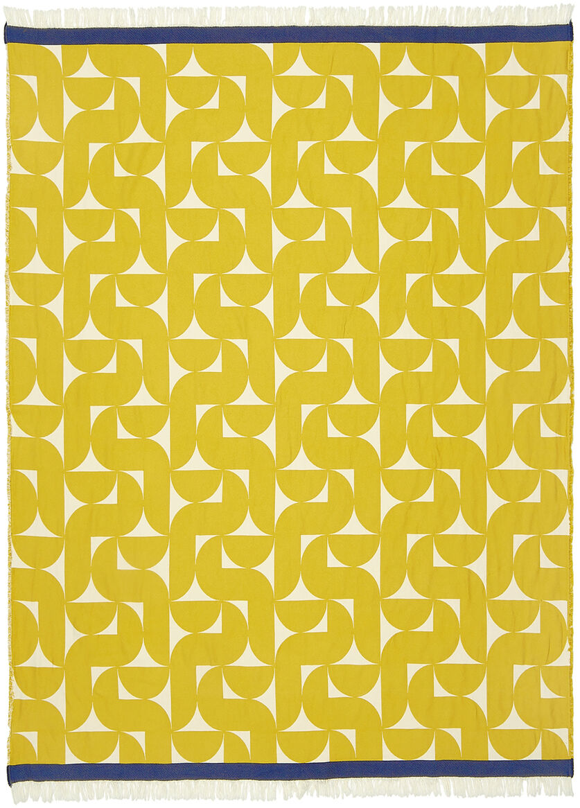 Die Baumwolldecke »Stockholm« von Eagle Products liegt dekorativ auf einem Sofa. Decke in gelber Hauptfarbe mit geometrischem Muster, feinen Fransen an den kurzen Seiten und farbiger Bordüre. Weiche, hochwertige Textilstruktur, scandinavisches Design, modernes Ambiente.