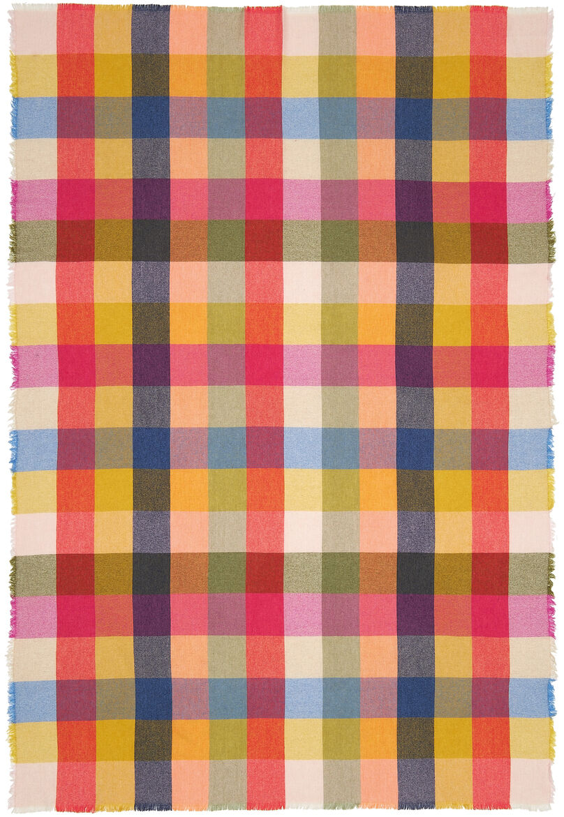 Eine farbenfrohe Merino-Kaschmir-Decke mit kurzem, buntem Fransenrand liegt ausgebreitet. Das Plaid zeigt ein lebendiges, mehrfarbiges Muster. Die hochwertige, weiche Oberfläche wirkt luxuriös und einladend. Geeignet als stilvolles Wohnaccessoire.