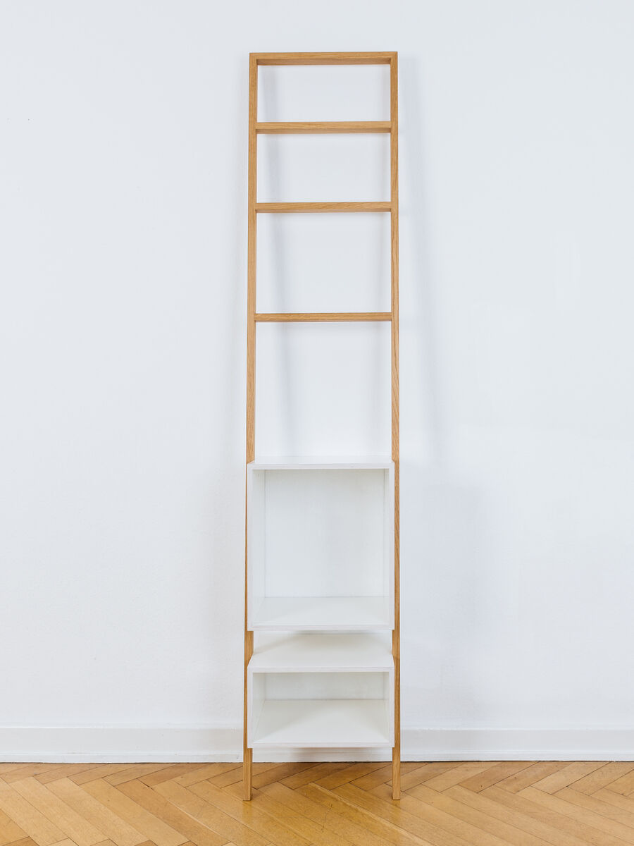 Ein Leiterregal »brecht« aus Holz und weißem Material, das an einer weißen Wand steht. Es hat eine minimalistische und moderne Gestaltung mit mehreren Regalböden, die als Stauraum oder Dekoration genutzt werden können.
