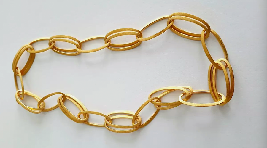 Goldkette mit großen, ovalen Gliedern aus poliertem Metall