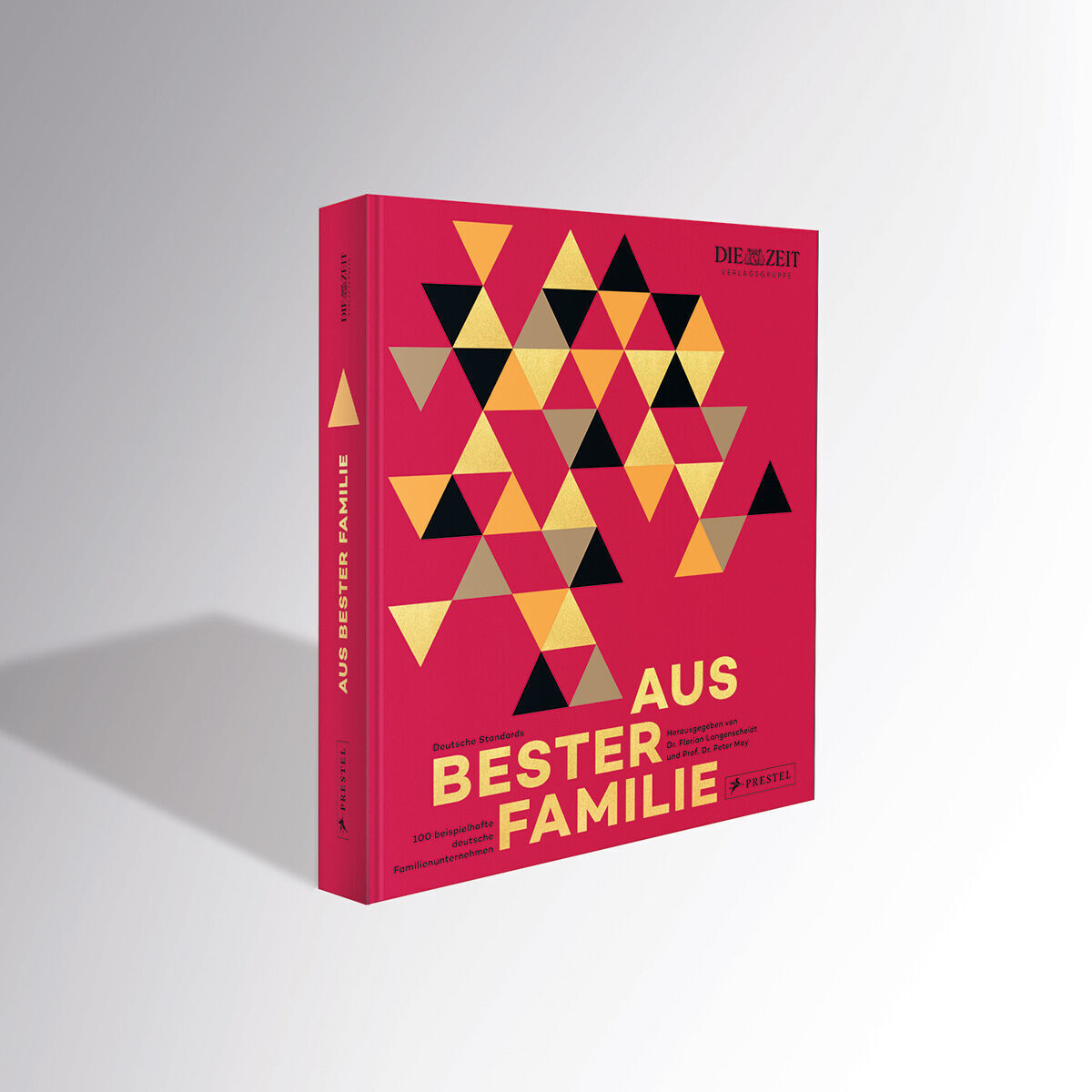 Das Bild zeigt das Buch »Aus bester Familie« mit einem modernen, geometrischen Design. Der Einband ist rot, mit gelben und schwarzen Dreiecken, die ein abstraktes Muster bilden. Der Titel ist in weißen und gelben Buchstaben geschrieben. Das Buch steht in einem leicht schattierten Raum mit weißem Hintergrund.