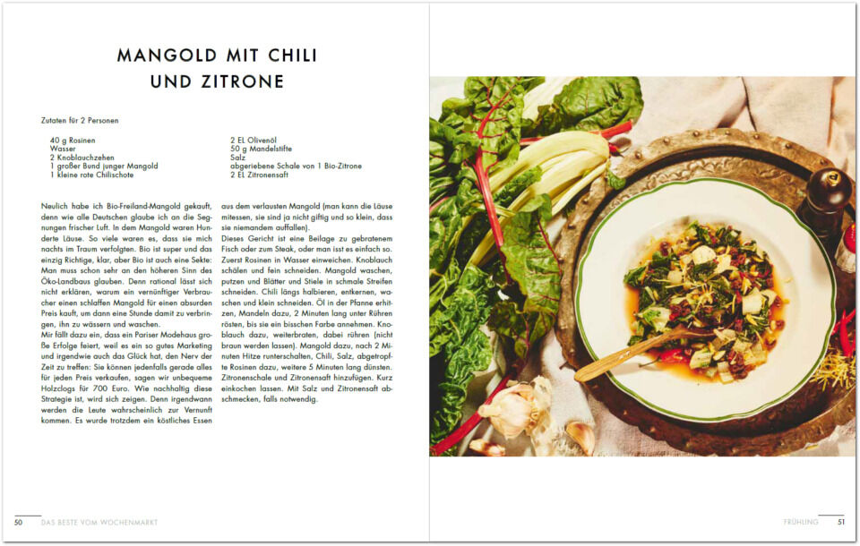 Offenes Kochbuch mit dem Titel »Das Beste vom Wochenmarkt«. Das Bild zeigt ein Rezept für Mangold mit Chili und Zitrone. Auf der linken Seite befinden sich die Zutaten und die Zubereitungsschritte. Auf der rechten Seite ist ein Tellergericht abgebildet, umgeben von frischem Gemüse wie Mangold. Der Hintergrund ist weiß.