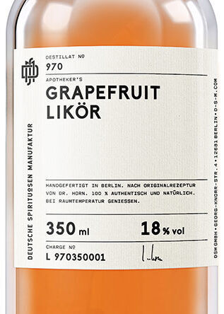 Eine Flasche Grapefruit Likör mit einem weißen Etikett, welches die Aufschrift '970' und 'Grapefruit Likör' trägt. Der Likör hat eine orangefarbene Flüssigkeit und wird in Berlin handgefertigt. Die Flasche ist transparent mit einem Alkoholgehalt von 18% Vol.