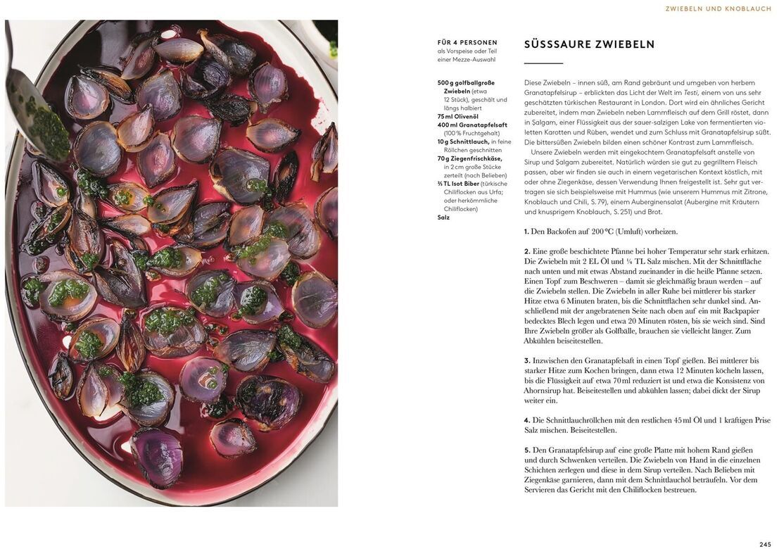Eine Seite aus dem Kochbuch 'Flavour' von Yotam Ottolenghi. Auf der linken Seite befindet sich ein Bild von süßsauren Zwiebeln in einer hellen Schale mit dunkler Soße, garniert mit frischen Kräutern. Auf der rechten Seite ist ein detailliertes Rezept in deutscher Sprache.