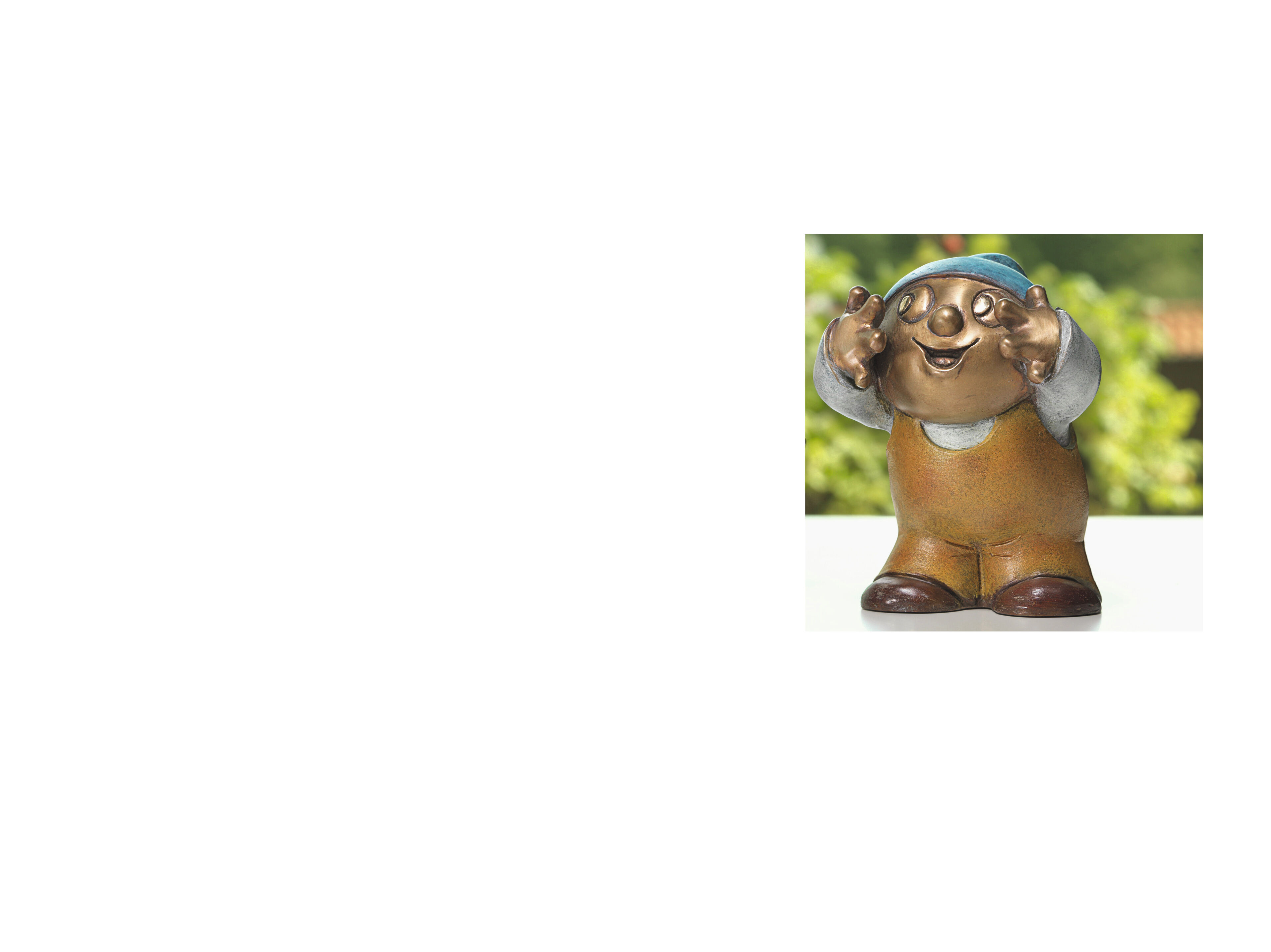 Das Bild zeigt ein detailreich gearbeitetes Skulpturenset aus Bronze, bestehend aus mehreren Mainzelmännchen-Figuren. Sie stehen auf einer ebenen, bronzefarbenen Basis. Die Figuren sind sorgfältig modelliert, mit glatter, glänzender Oberfläche und abwechslungsreichen Posen. Die Szenerie strahlt hochwertige Handwerkskunst aus.