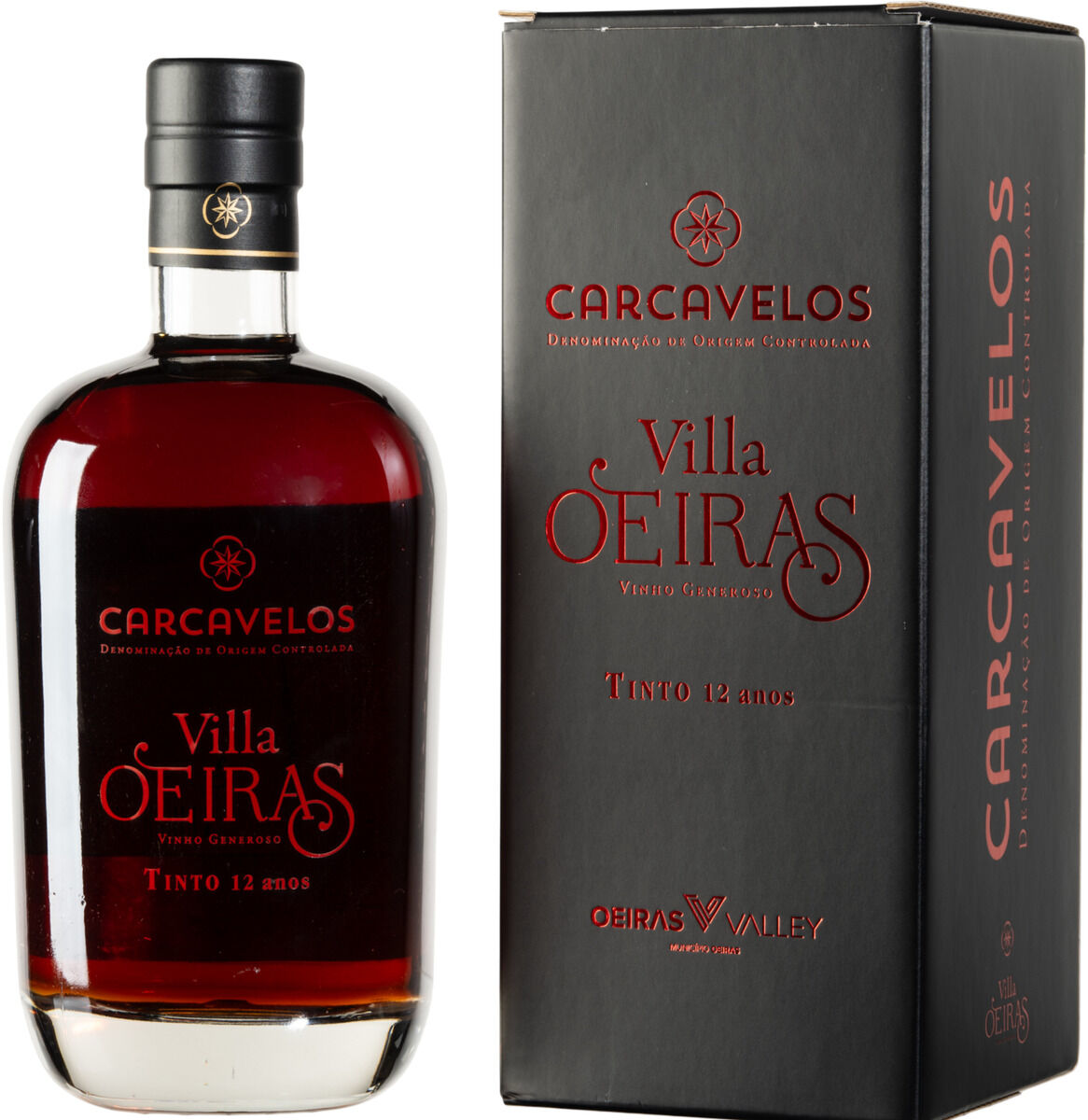 Eine Flasche Carcavelos 12 Jahre Rotwein mit der Aufschrift Villa Oeiras, daneben ein schwarzer Geschenkkarton mit rotem Schriftzug.